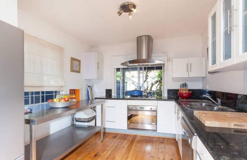 Byron Bay House | Shirley Blue Pet Friendly walking distance to dog beach and town Centre.