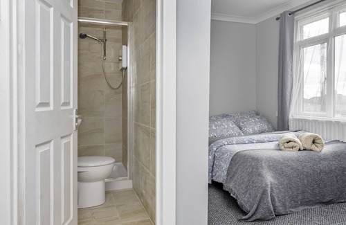 Southampton House | Shirley House 2 Guest House Self Catering by Southampton General Hospital