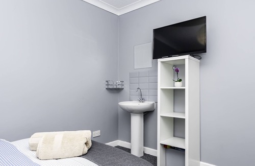Southampton House | Shirley House 2 Guest House Self Catering by Southampton General Hospital