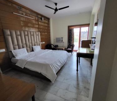 Mayapur Hotel | Shiv Murti Grand