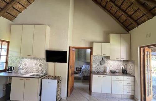 Greater Johannesburg Metropolitan Area Ski Chalet | SHONALANGA - Secured cottage in equestrian estate - LOADSHEDDING FREE!