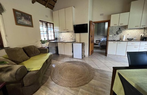 Greater Johannesburg Metropolitan Area Ski Chalet | SHONALANGA - Secured cottage in equestrian estate - LOADSHEDDING FREE!