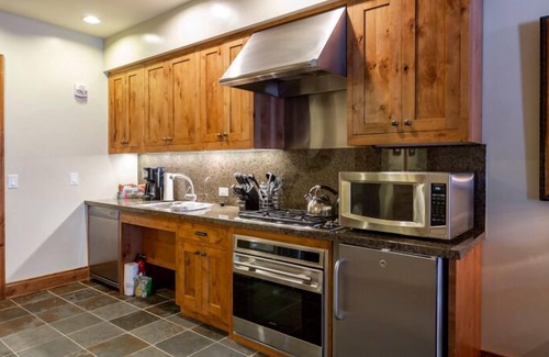 Empire Pass Apartment | Shooting Star Lodge at Deer Valley Resort - Hotel Room #102