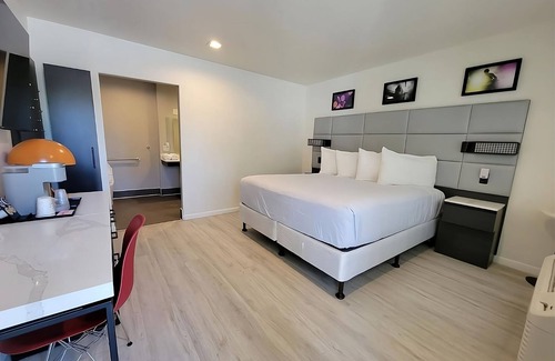 Newhall Resort | Shopping Spree at Westfield Valley Fair Shopping Mall and Santana Row! Parking