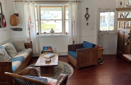 Strathmere House | Shore cottage steps away from warm sandy feet