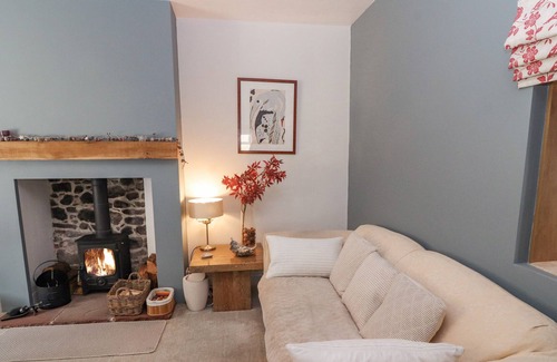 Wigton Cottage | SHORE GATE HOUSE, family friendly, with hot tub in Kirkbride