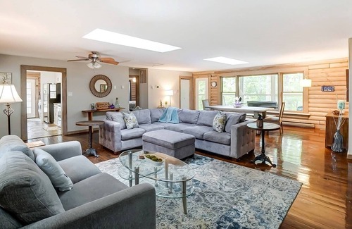 Bowling Green House | Shore To Please Cabin - Lk Wylie - 22 Mins. from Carowinds - Private Dock - BBQ - Fire pit - Pets Ok