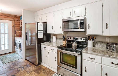 Bowling Green House | Shore To Please Cabin - Lk Wylie - 22 Mins. from Carowinds - Private Dock - BBQ - Fire pit - Pets Ok