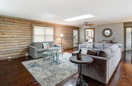 Bowling Green House | Shore To Please Cabin - Lk Wylie - 22 Mins. from Carowinds - Private Dock - BBQ - Fire pit - Pets Ok