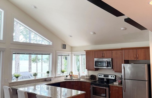 Youbou House | Shoreline Cottage on lake Cowichan