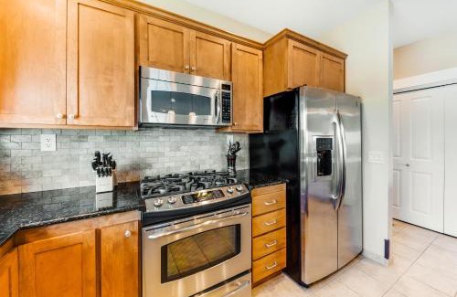 Newport Apartment | Shoreline Ridge & Lighthouse Lookout