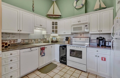 North Shore Condo | SHORELINE SERENITY-POOL, RENTABLE BOAT SLIP- NOW AVAILABLE TO BOOK FOR 2025!