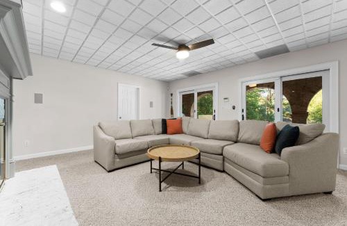 Huntersville House | Shoreway Cove by AvantStay Waterfront Pool Dock