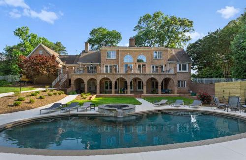 Huntersville House | Shoreway Cove by AvantStay Waterfront Pool Dock