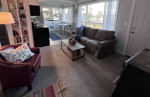 Lagoon Point House | Shorewood Cottage by AvantStay | Walk to the Beach