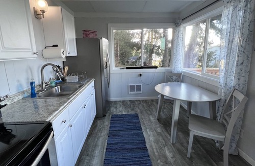 Lagoon Point House | Shorewood Cottage by AvantStay | Walk to the Beach