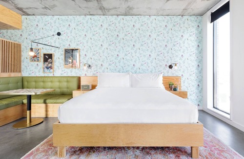 East Cesar Chavez Hotel | Short Distance From The Well Known Sites! Minutes to Festival Beach