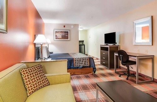 Mableton Hotel | Short Drive to Georgia Aquarium and CNN Center! Free Onsite Parking