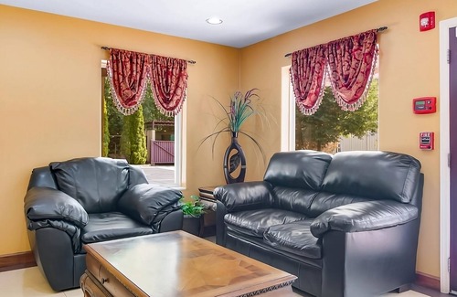 Mableton Hotel | Short Drive to Georgia Aquarium and CNN Center! Free Onsite Parking