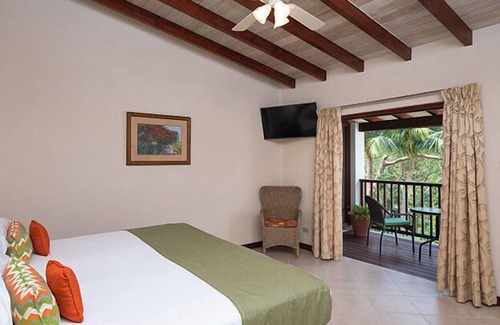 Maynards House | Short Drive to Godings Bay & Gibbes Beach! Modern Unit, Outdoor Pools, Parking!