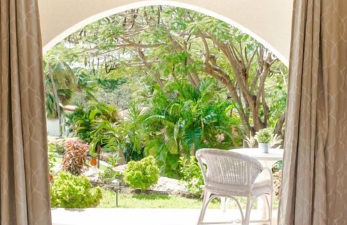 Maynards House | Short Drive to Godings Bay & Gibbes Beach! Modern Unit, Outdoor Pools, Parking!