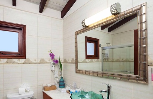 Maynards House | Short Drive to Godings Bay & Gibbes Beach! Modern Unit, Outdoor Pools, Parking!