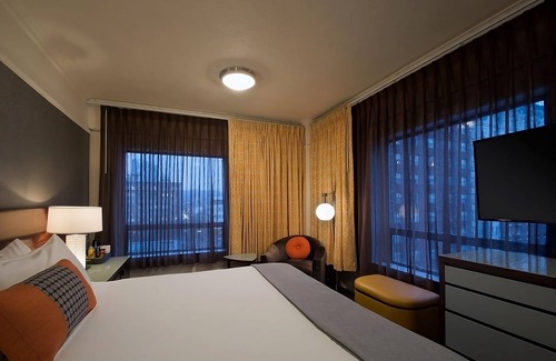 Downtown Portland Hotel | Short Drive to Providence Park! Fitness Center! Virtual Concierge! Large Suite!