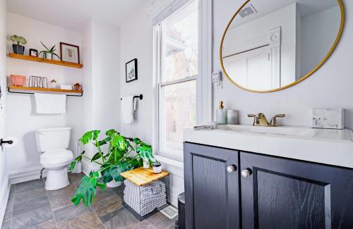 Victorian Village House | Short North Convention King Bed Free Parking!