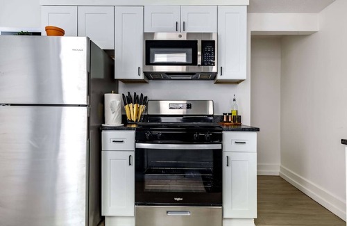 Victorian Village House | Short North Convention King Bed Free Parking