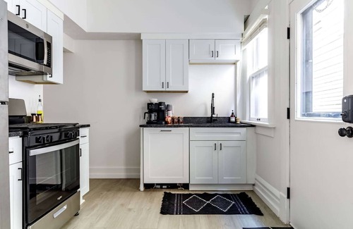 Victorian Village House | Short North Convention King Bed Free Parking