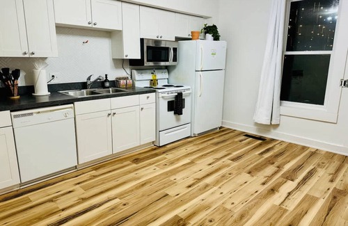 Italian Village House | Short North King Bed Free Parking Convention