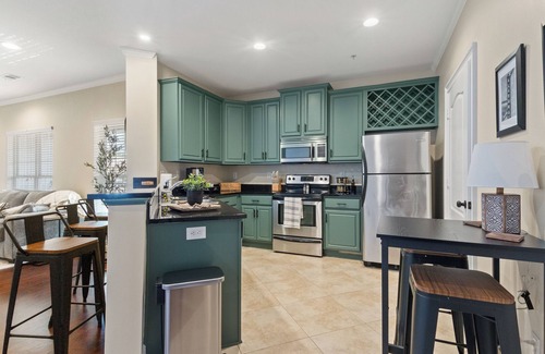 Tuscaloosa Condo | Short walk to Bryant-Denny Stadium and the University.