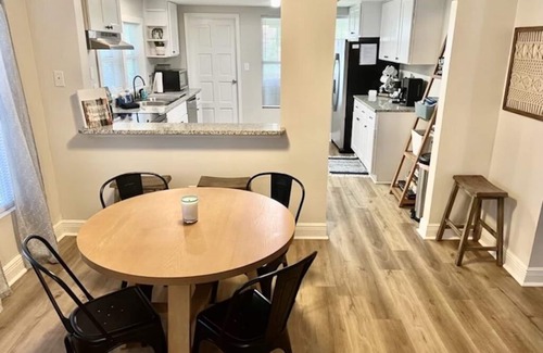Gulfport Cottage | Short walk to the BEACH!🏖-Minutes to Casinos-Biloxi-Long Beach