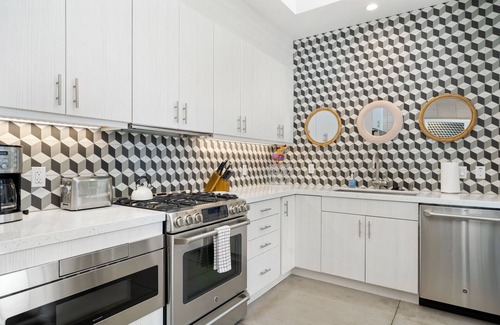 Palm Desert Condo | Showstopper Mid-Century Modern Palm Desert Condo, Walkable To Shops & Eateries!