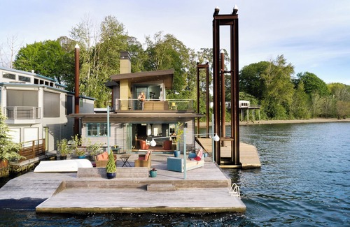 Sellwood-Moreland Boat Rental | SHOWSTOPPING floating home on the Willamette River with stunning views.