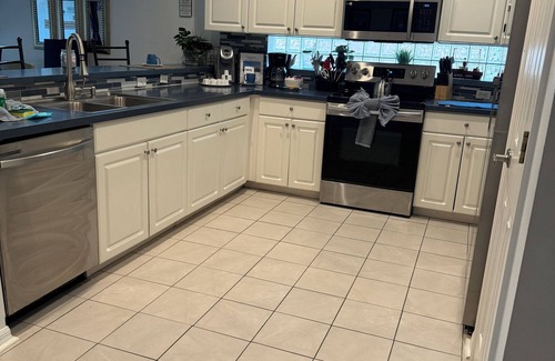 Sunset Lakes House | Shreks Hideout! 4 BR/3 BA Pool & Pets in Sunset Lakes!