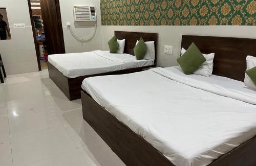 Vrindavan Hotel | Shri Mukund Dham - Near Prem Mandir, Iskcon temple & Banke Bihari G- Premanand Maharaj Visit is just 2-3 minutes away