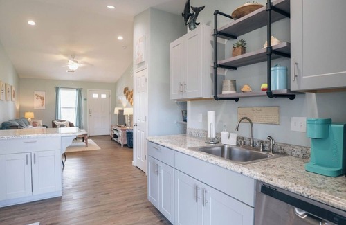 Port St. Joe House | Shrimp Shack - Close to Downtown & Beaches - King Bed - Boat Parking - NO Pet Fees !