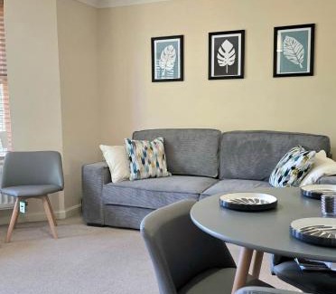 High Wycombe Apartment | Shrubbery - Balcony Apartment