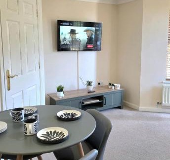 High Wycombe Apartment | Shrubbery - Balcony Apartment