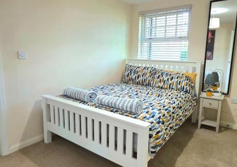 High Wycombe Apartment | Shrubbery - Balcony Apartment