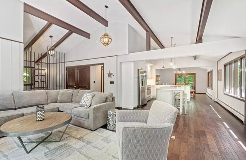 Stratton Mountain Ski Chalet | Shuttle to Village/lifts! .5 miles to base! Cozy Chalet!