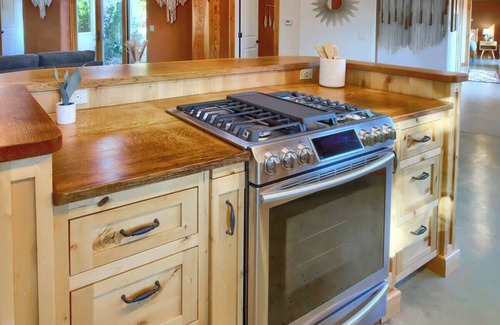 Mariposa House | Sierra Meadows Ecovilla close to Yosemite with 4 Bedrooms & WiFi
