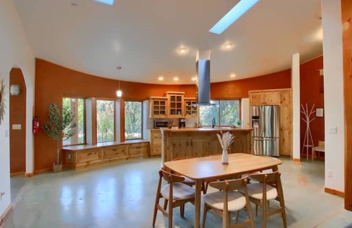 Mariposa House | Sierra Meadows Ecovilla close to Yosemite with 4 Bedrooms & WiFi