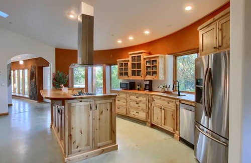 Mariposa House | Sierra Meadows Ecovilla close to Yosemite with 4 Bedrooms & WiFi