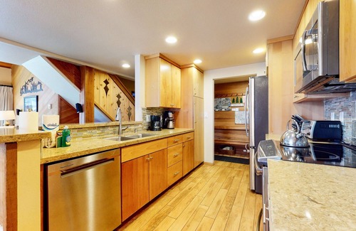 Mammoth Lakes Condo | Sierra Megeve 7 Deluxe Remodeled Condo, Just A Short Walk To Canyon Lodge by RedAwning