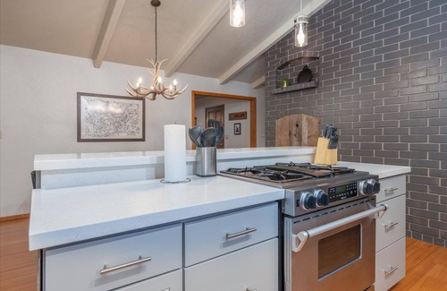 Yosemite Forks House | Sierra Mountain Escape - Brand new spa/game room!