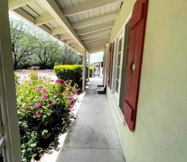 Agua Dulce Hotel | Sierra Pelona Motel