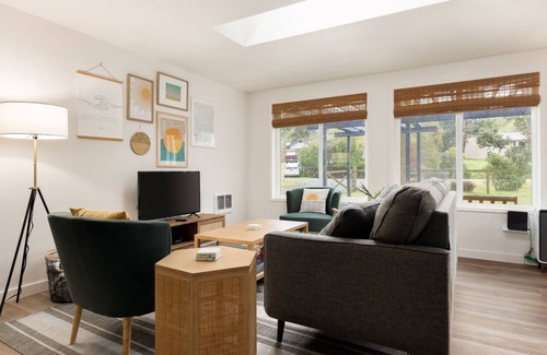 Oak Harbor House | Sierra Retreat - San Juan: Beach Cottage in Coupeville BY Betterstay
