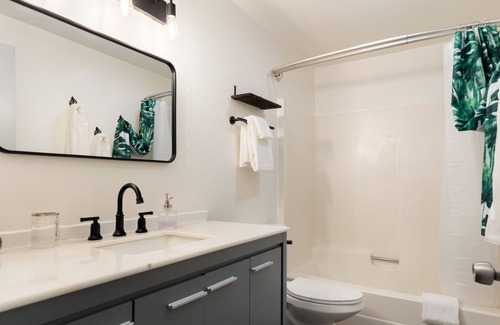 Oak Harbor House | Sierra Retreat - San Juan: Beach Cottage in Coupeville BY Betterstay